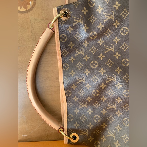 Louis Vuitton Artsy GM Bag - Picture 8 of 13
